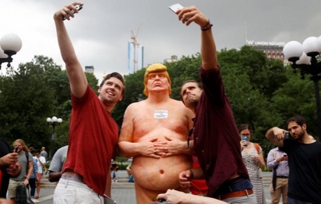 Статуи голого Трампа в полный рост появились в крупных городах США - ФОТО